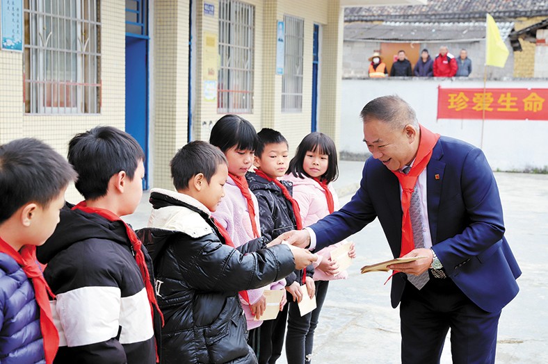 12月25日至26日，我集團向捐建學校師生頒發“三正獎教助學金”合計23.98萬元。并向三正合水小學捐贈了價值7.5萬的多媒體教學設備，向揭陽鳳湖小學碧潭三正分校一名病重學生捐贈1萬元助其度過難關。