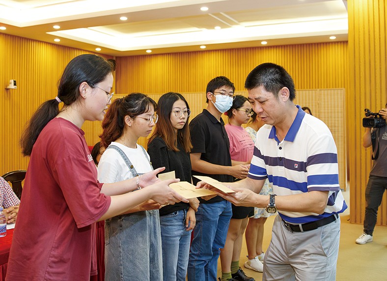 8月29日上午，“2023年廣東三正集團捐資助學金發放儀式”在橋頭鎮第四小學舉行，為25名橋頭籍困難家庭在讀大學生發放助學金19.04萬元。